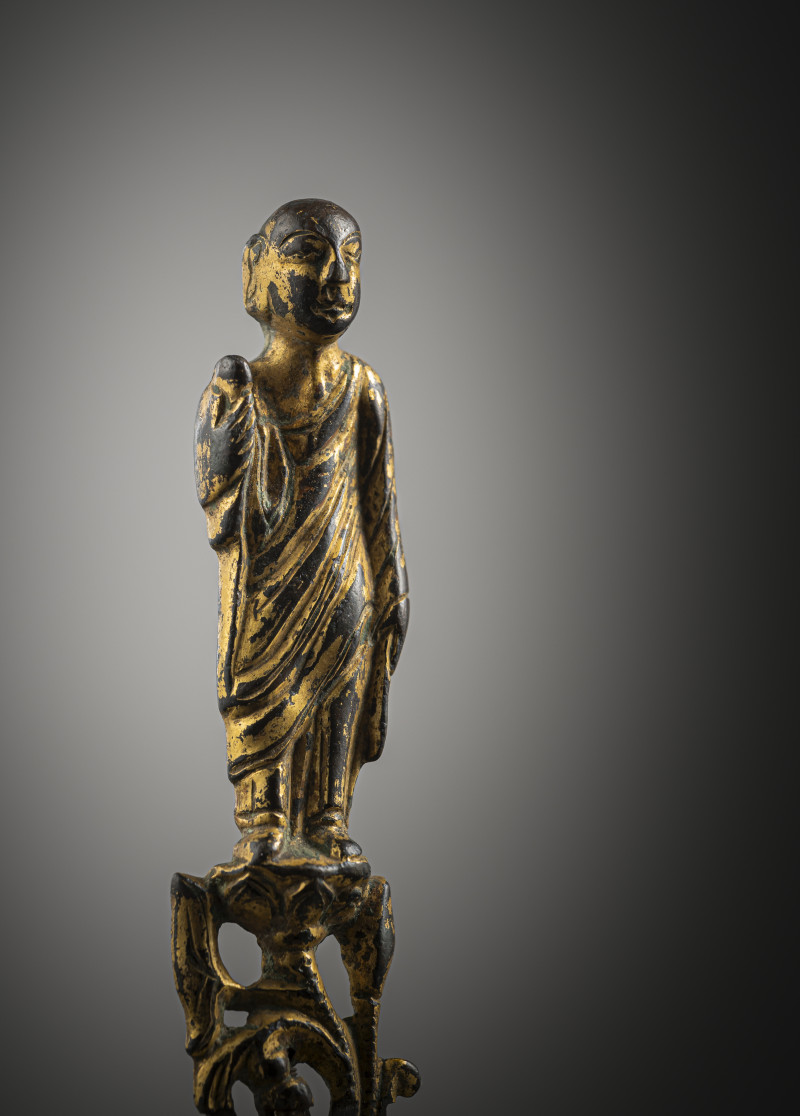 A GILT-BRONZE FIGURINE OF A LEHAN - 图3