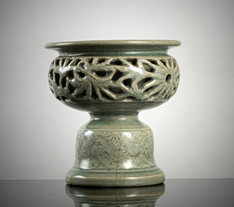 A rare celadon-glazed oil lamp with openwork wall with floral decoration - 图2