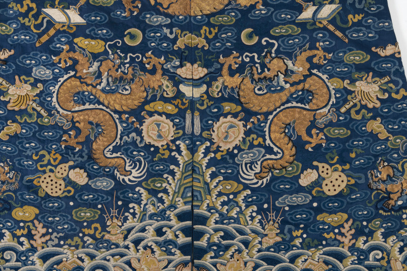 AN UNUSUAL BLUE EMBROIDERED DRAGON ROBE WITH SHIZI LIONS FOR A GENTLEMAN - 图2
