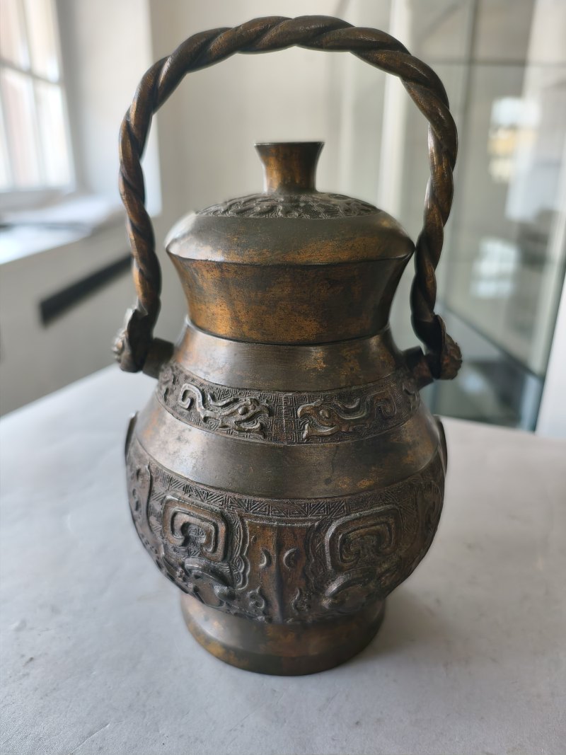 A bronze vessel 'hu' in archaic style with partial gilding - 图15