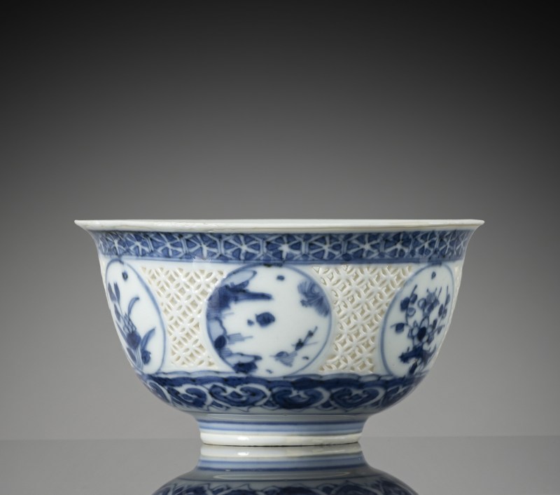 Underglaze blue porcelain bowl with reticulated cash lattice and floral medallions - 图2