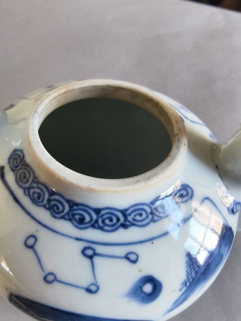 Underglaze blue teapot and cover with a bow handle with figure decoration in a boat and poem inscription - 图9