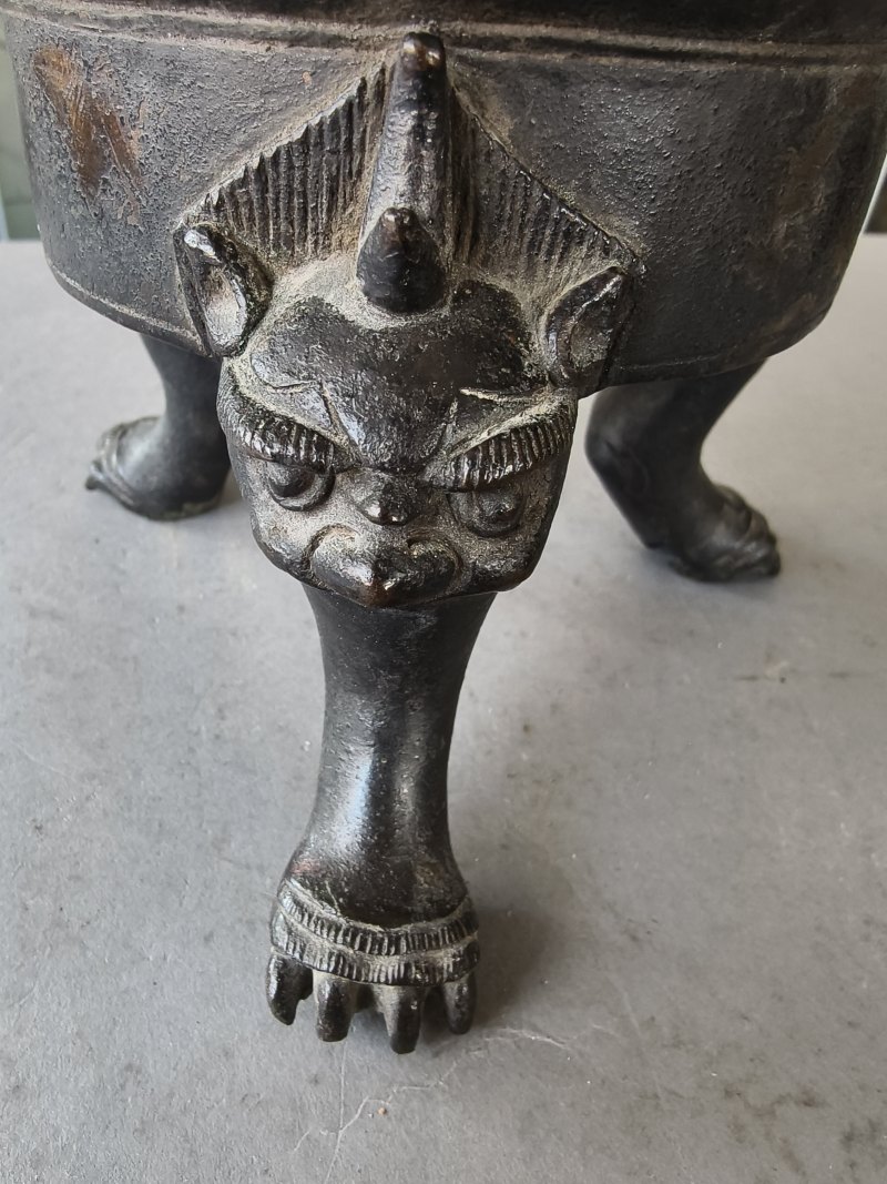 Ann unusual bronze censer on three feet with dragon handles - 图11