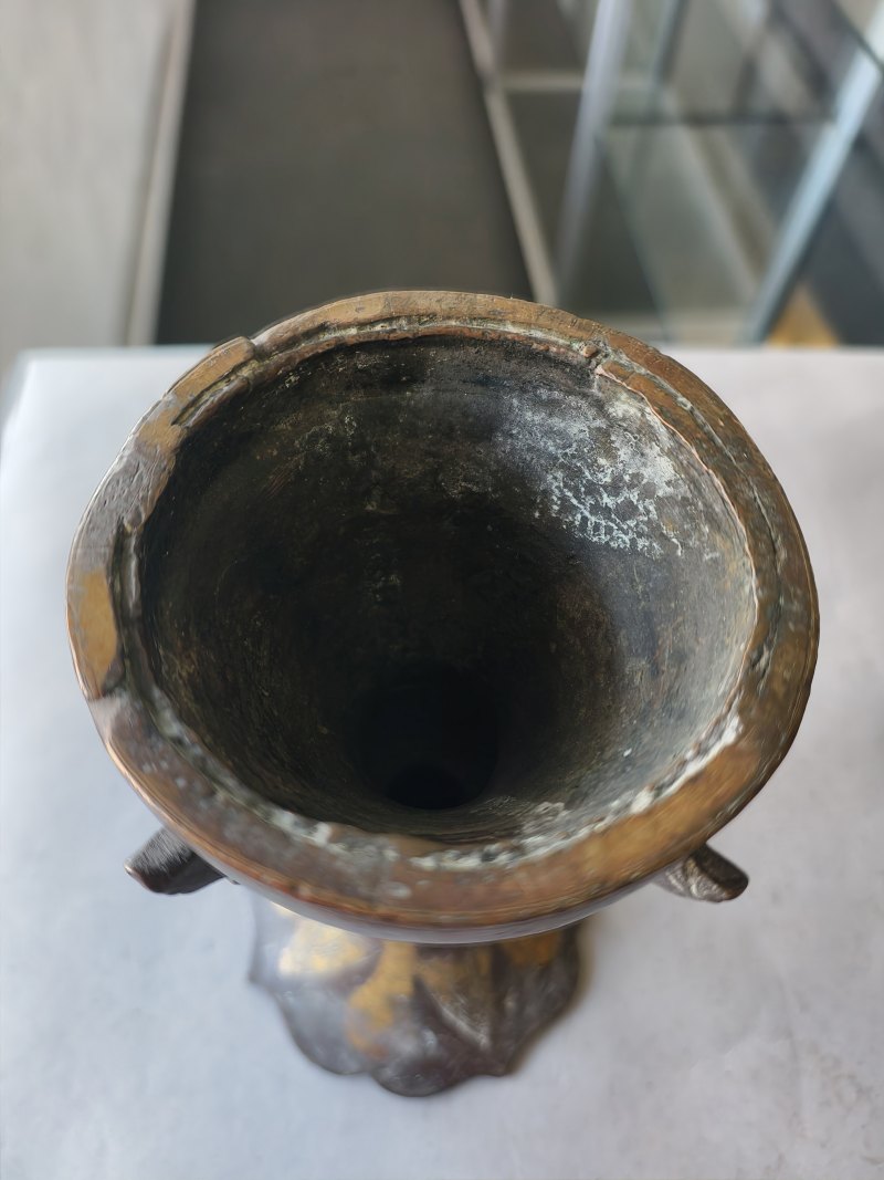 A bronze censer and a part-gilt 'gu'-shaped bronze vase - 图8