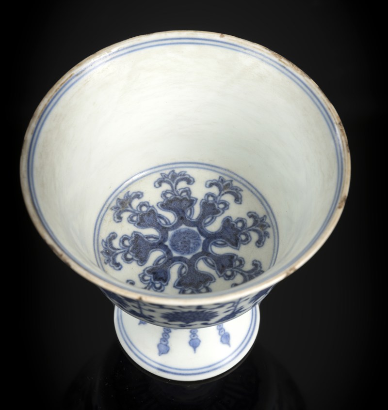 A blue and white stemcup - 图3