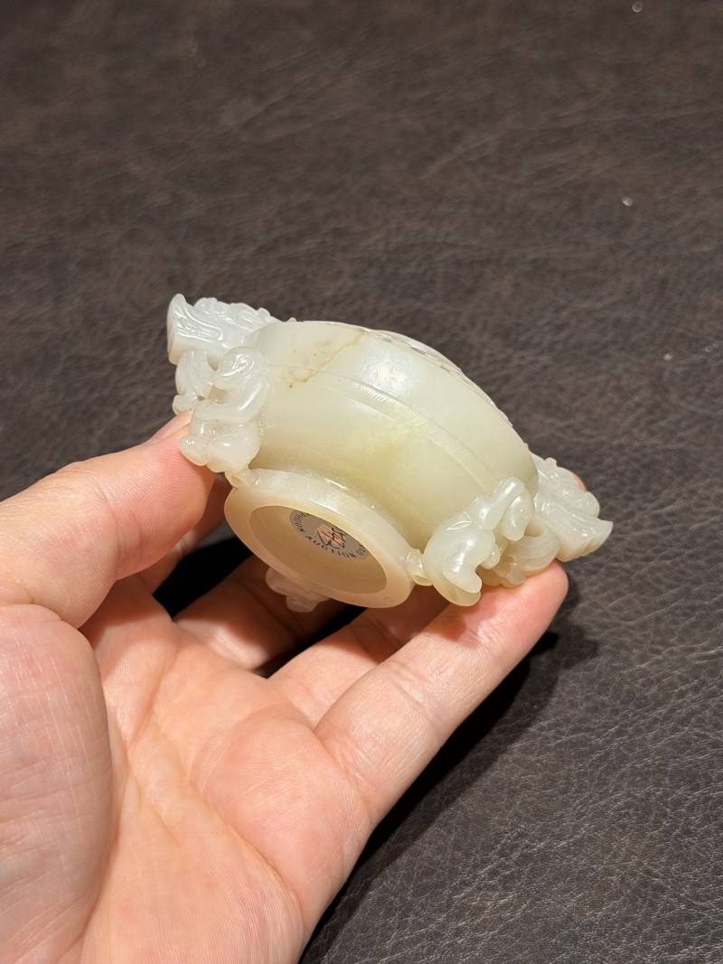 清乾隆 和田玉雕饕餮纹猴足龙耳炉 - 图12