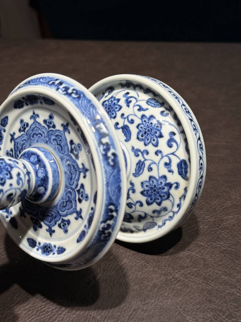 清乾隆 青花缠枝莲纹烛台 - 图19