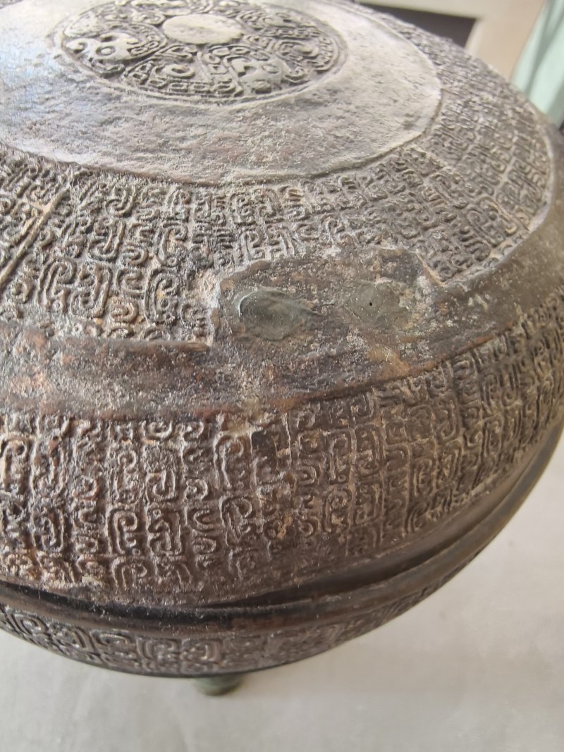 Three-legged bronze food vessel "ding" type - 图5