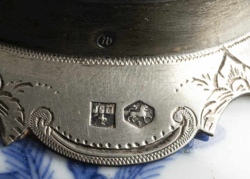 A group of four blue and ehite porcelains, including a teapot with silver mounting - 图4