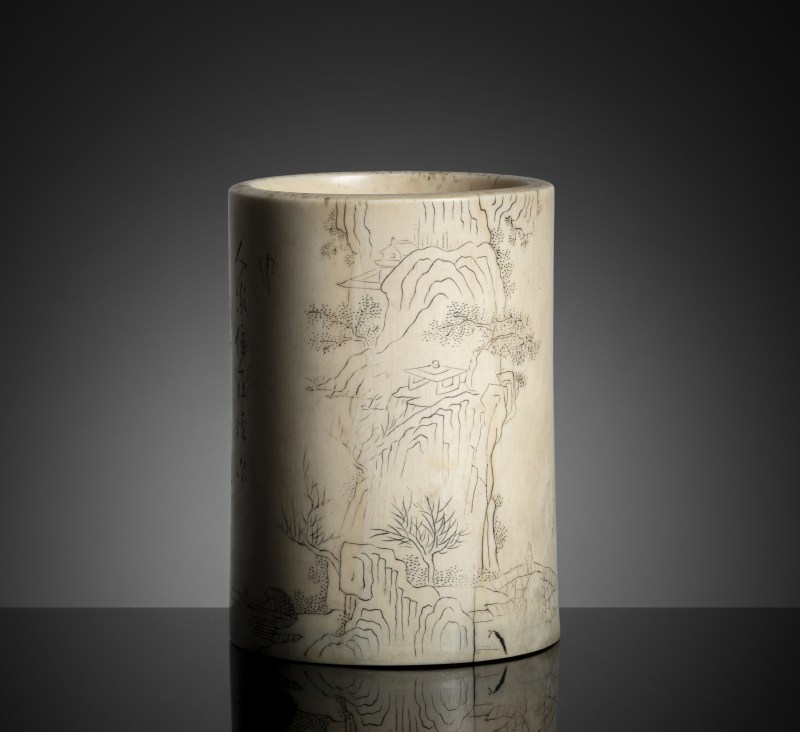 A cylindrical ivory brush pot with engraved decoration of a landscape and inscription - 图2