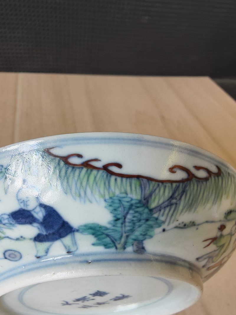 A 'Doucai' saucer with decoration of playing boys - 图15