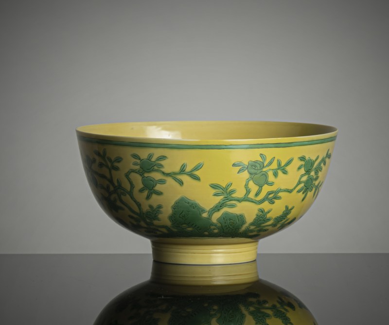A RARE YELLOW-GROUND GREEN ENAMELLED 'MAGPIES AND PEACHES' BOWL - 图3