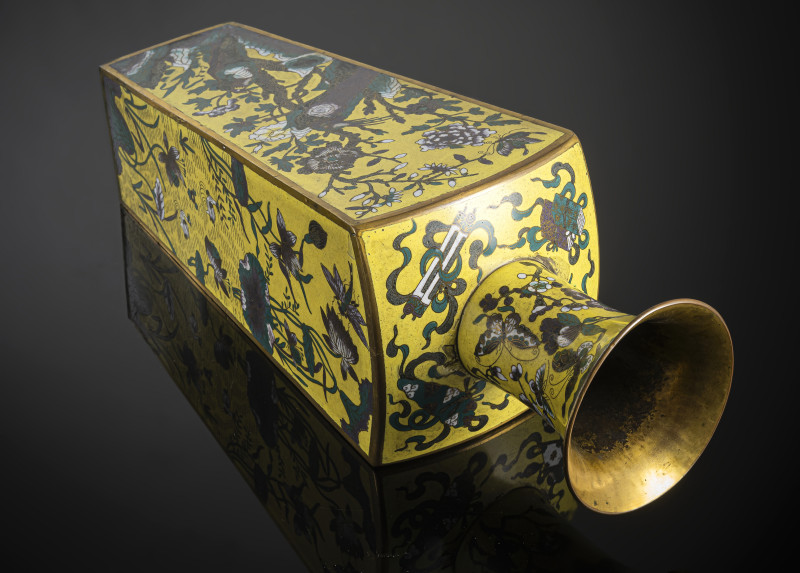 A rare 'Famille jaune' cloisonné vase after a Kangxi model in cloisonné, partially fire-gilt - 图4