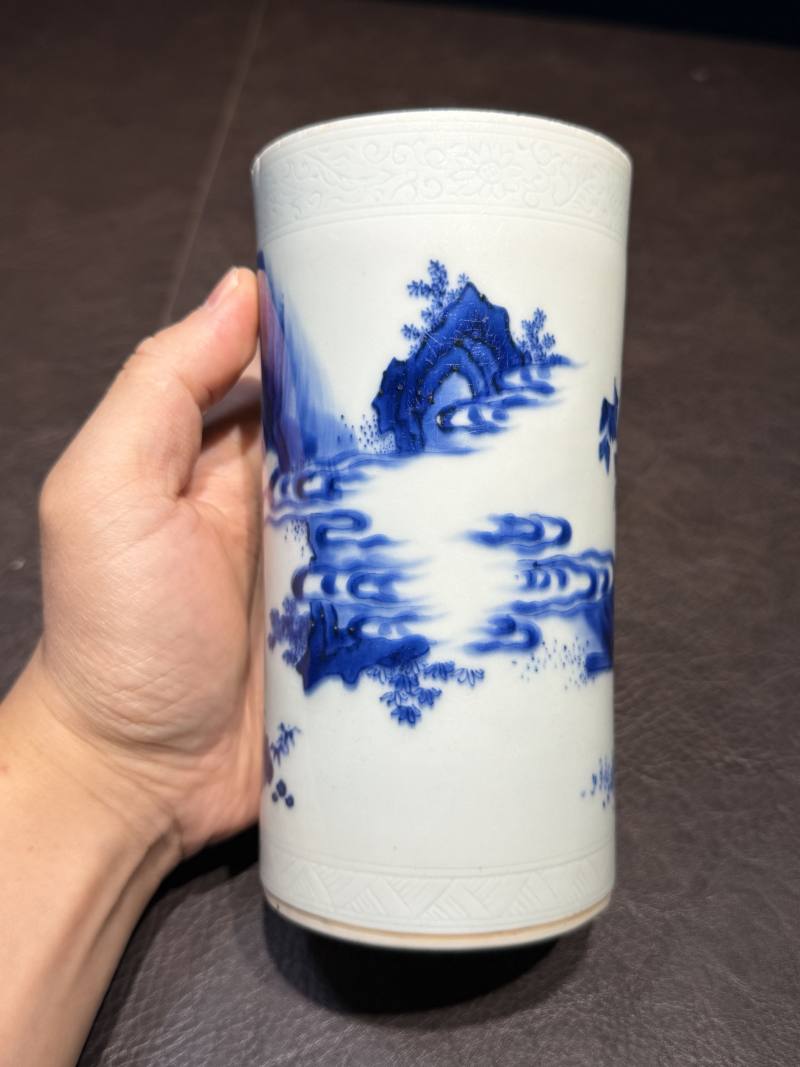 明崇祯 青花“连升三级”人物故事图笔筒 - 图5