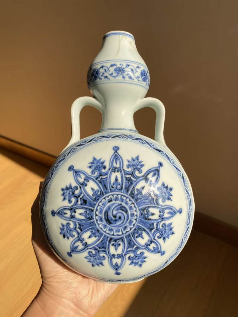 明永乐 青花绶带耳葫芦抱月瓶 - 图18