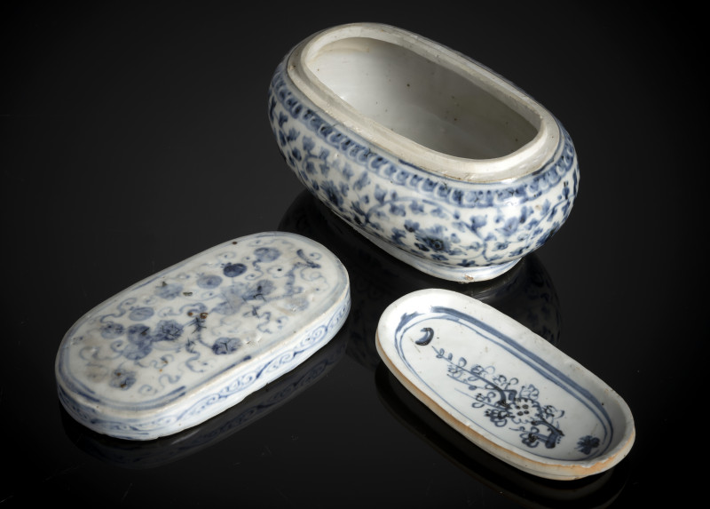 An underglaze blue decorated box and cover for writing utensils made of porcelain for the Ottoman market with insert - 图3
