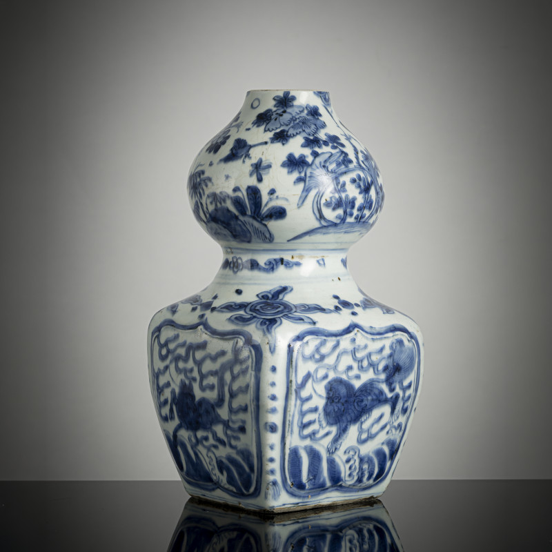 A double gourd vase with underglaze blue decoration of leaping horses over waves, flowers and fruits - 图2