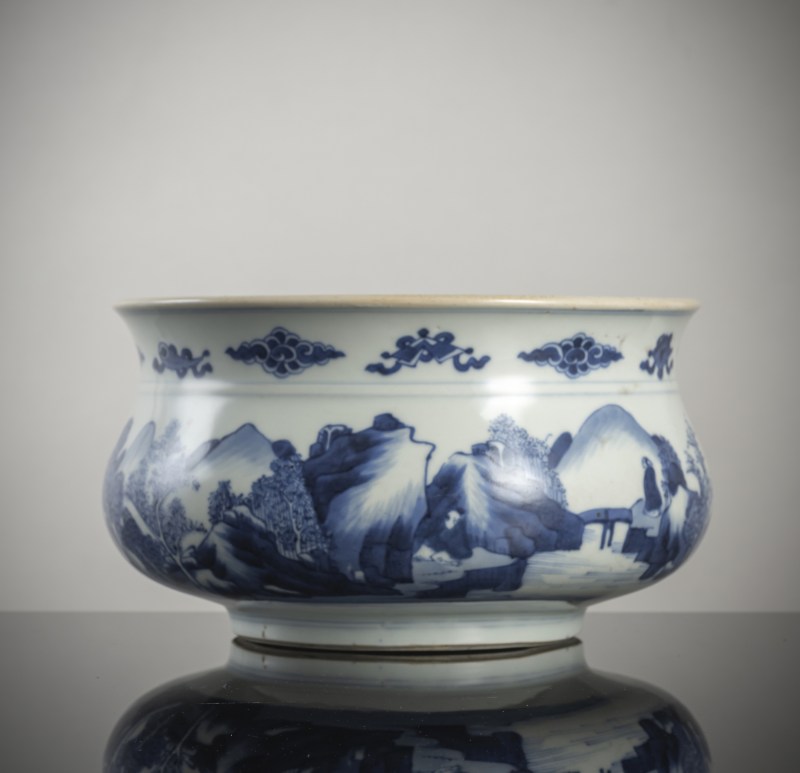 A blue and white porcelain censer with scholars and landscape decoration - 图4