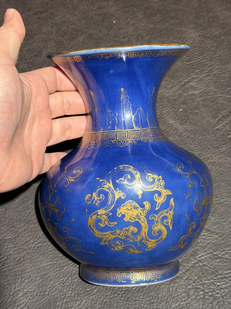 清乾隆 宝石蓝釉描金团龙纹壁瓶 - 图9
