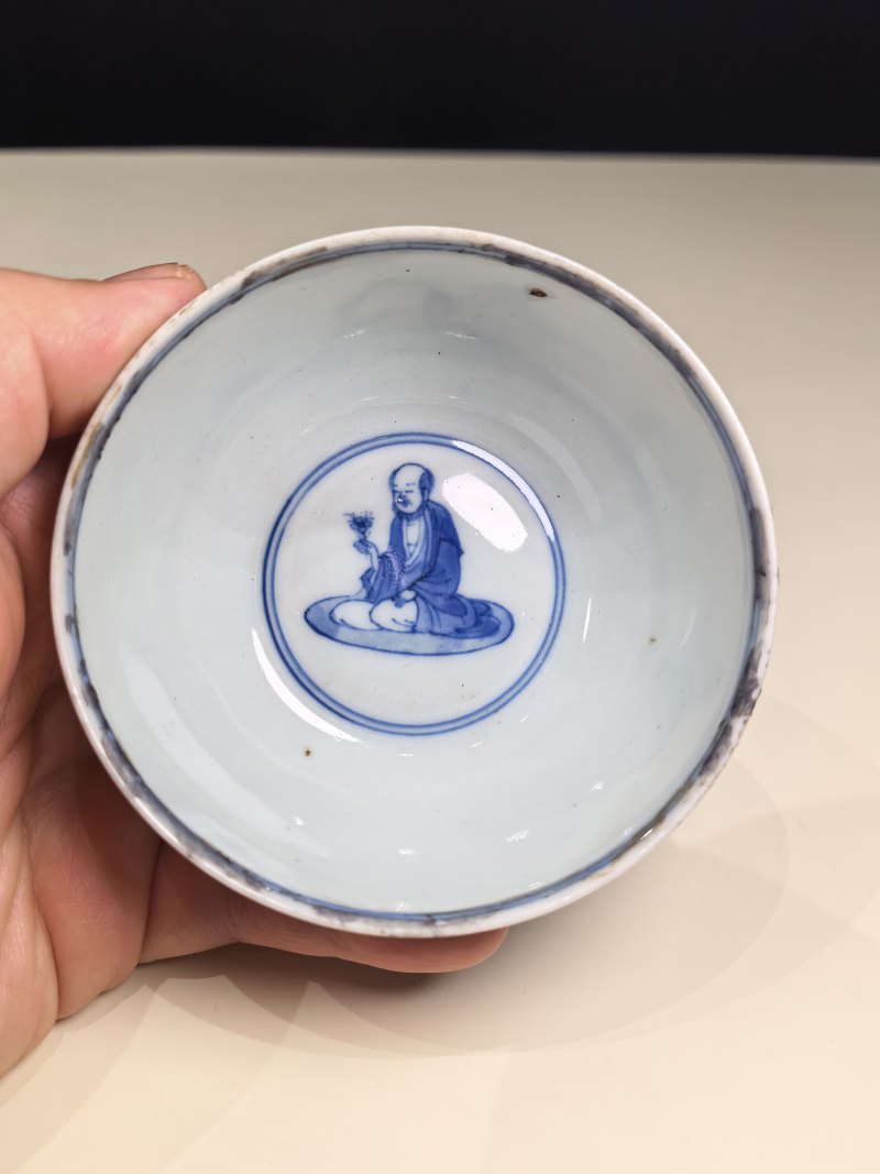 明晚期 青花罗汉诵经图杯 - 图7