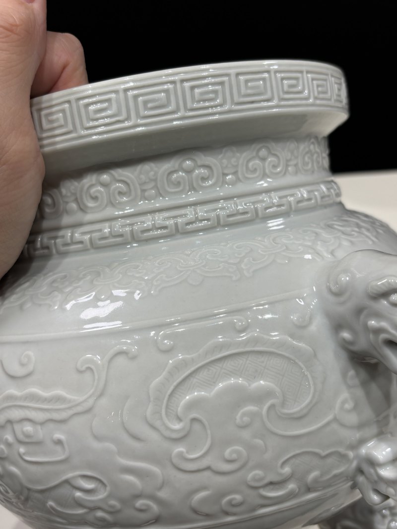 清乾隆 仿定白釉浮雕饕餮纹兽耳三足炉 - 图9