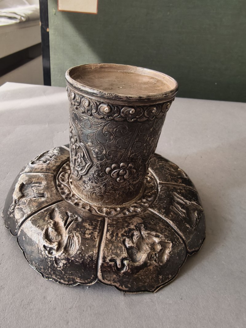 A jade bowl with stand and cover in silver with animals and floral motifs in relief - 图19