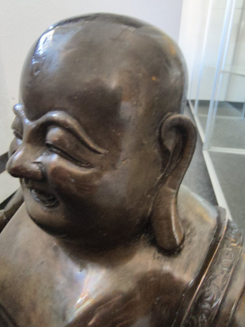 A large cast bronze figure of seated Budai with boys on a lotus pedestal - 图30