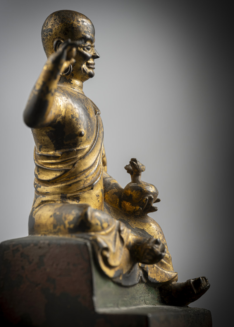 A gilt- and red-lacquered bronze figure of a luohan - 图3