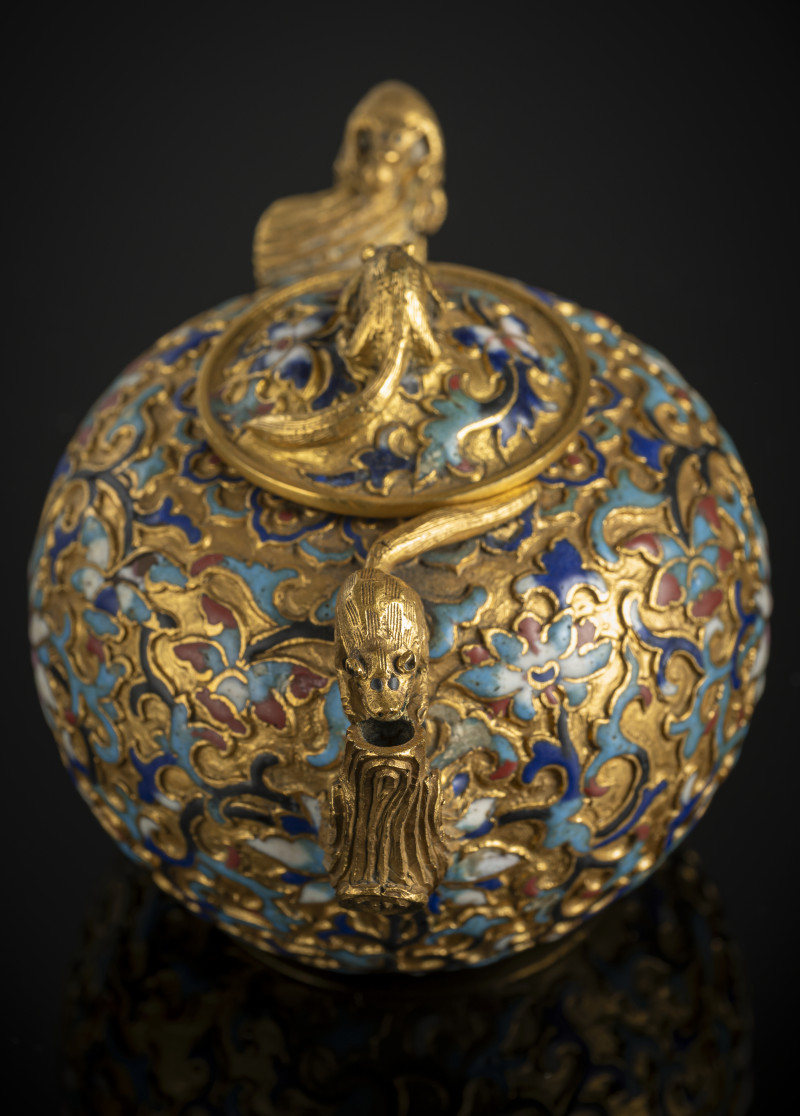 A fine gilt-bronze wine or teapot with champlevé decoration of lotus and foliage, the cover with a squirrel as knob - 图3