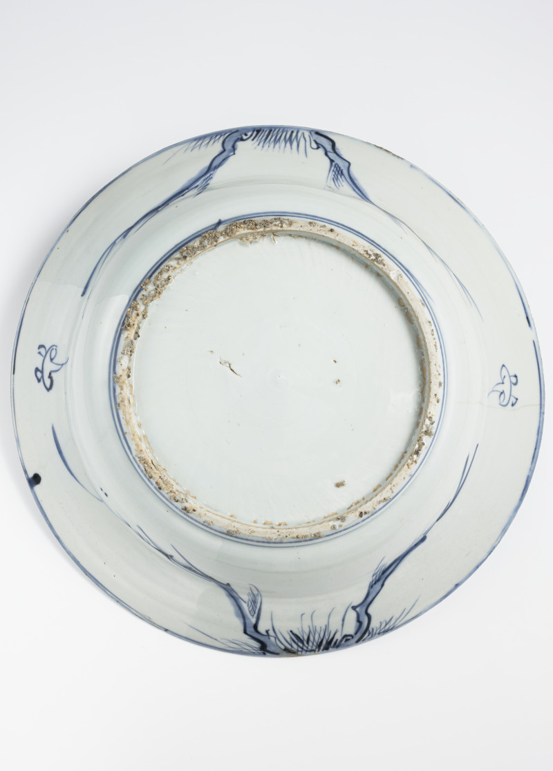A blue and white porcelain plate with scholarly scenes - 图3