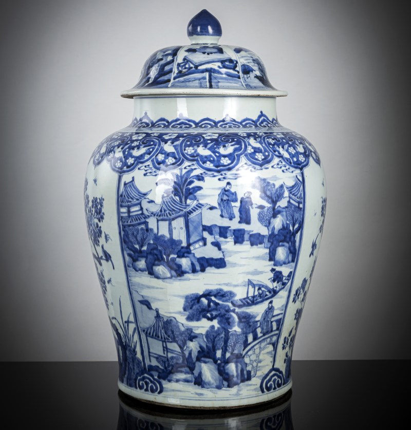 A large porcelain vase and cover with underglaze blue sea landscapes, flowers and birds in reserves around the wall - 图3