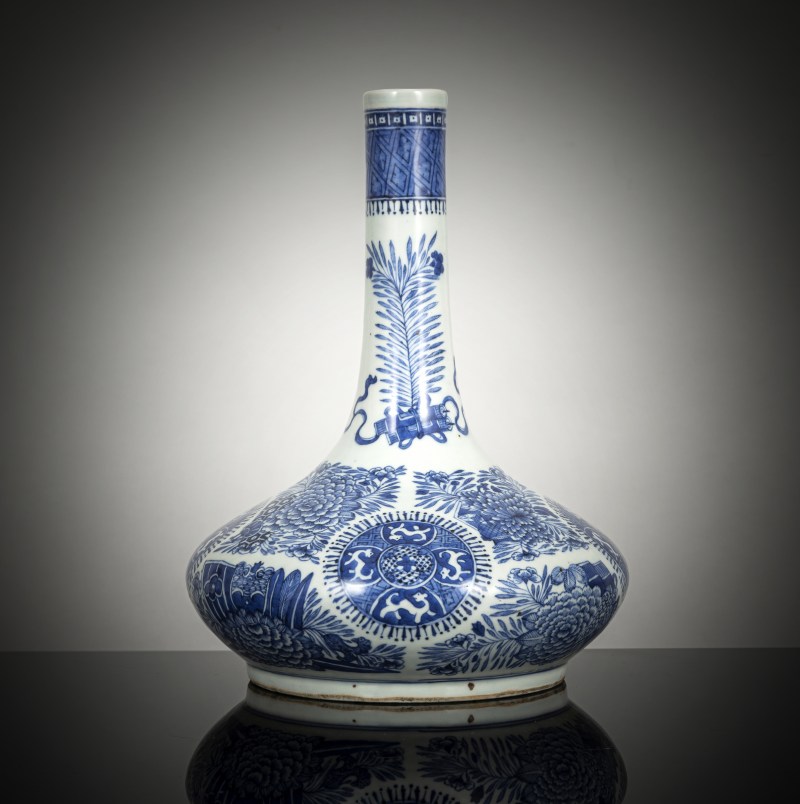 A finely decorated blue and white 'Fitzhugh' porcelain bottle vase - 图3