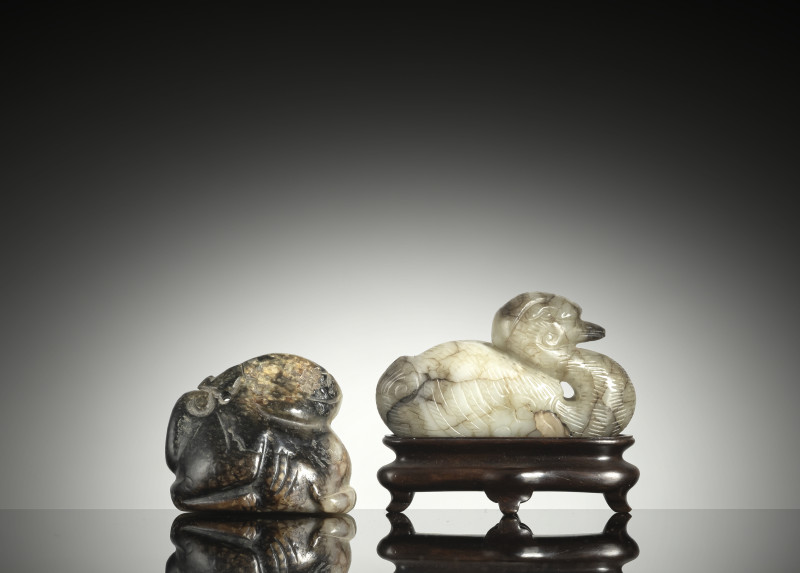 Two jade carvings: Reclining duck and seated hare made of green jade, partly with black inclusions - 图2