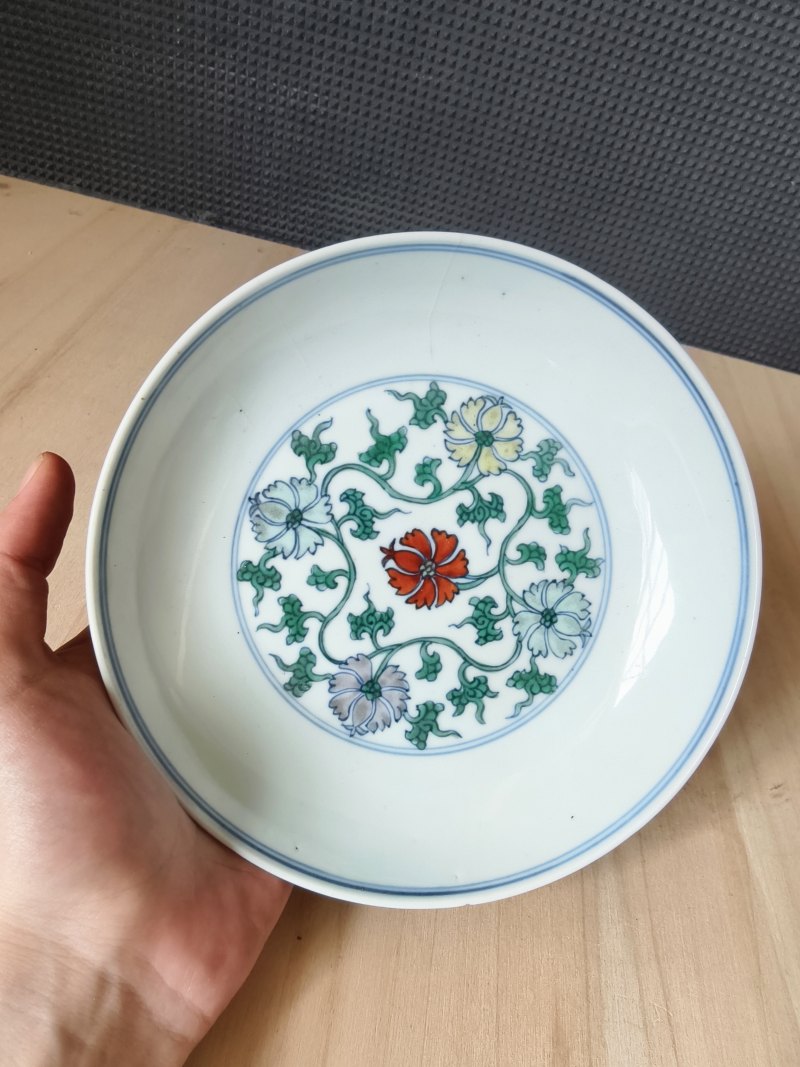 A pair of fine 'Doucai' saucers with floral decoration - 图6