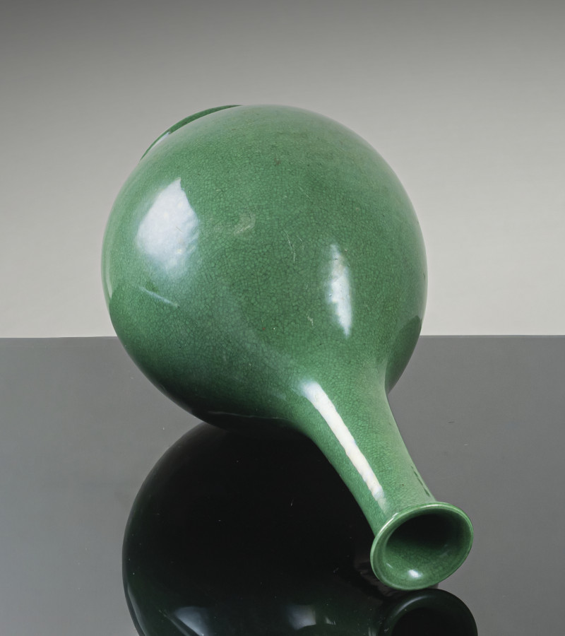 A finely crazed emerald-green glazed porcelain bottle vase with slightly everted mouth - 图2
