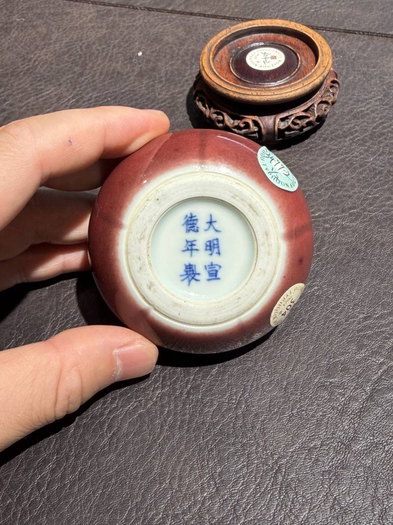 清乾隆 霁红釉小石榴尊（配木座） - 图7