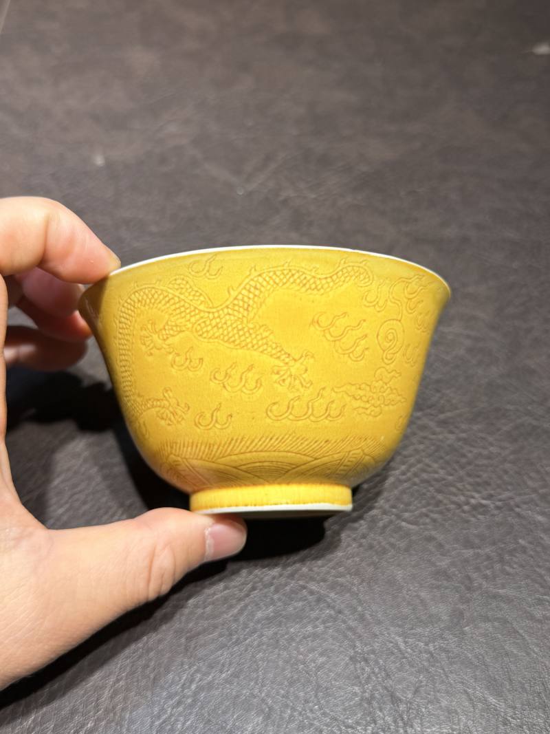 清光绪 娇黄釉暗刻龙纹茶碗 - 图7