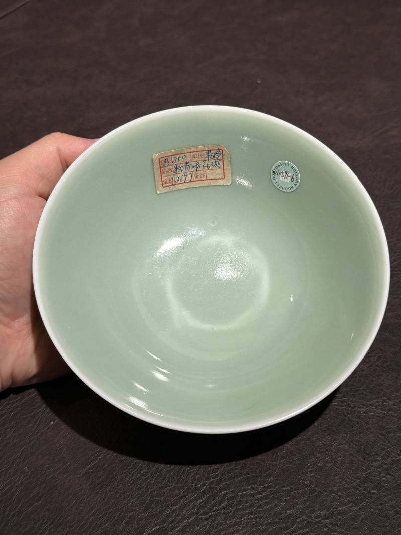 清乾隆 青釉暗刻轮花卉纹碗 - 图5