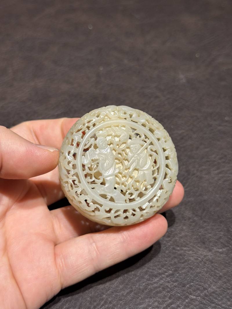 清乾隆 青白玉缠枝婴戏纹镂空雕香盒 - 图5