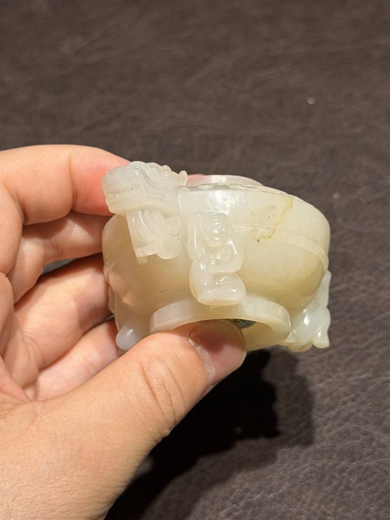 清乾隆 和田玉雕饕餮纹猴足龙耳炉 - 图13