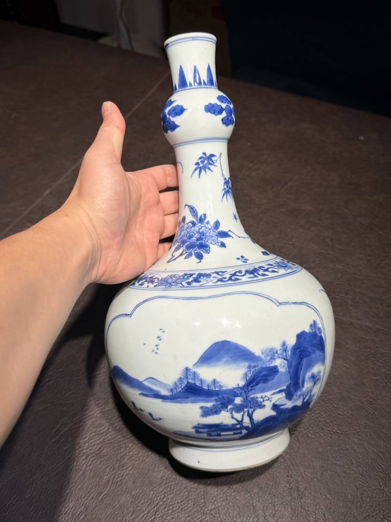 明崇祯 青花开光山水图长颈瓶 - 图3