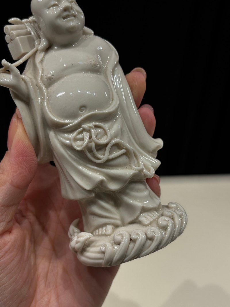 明 德化窑何朝宗款白釉布袋和尚立像 - 图7