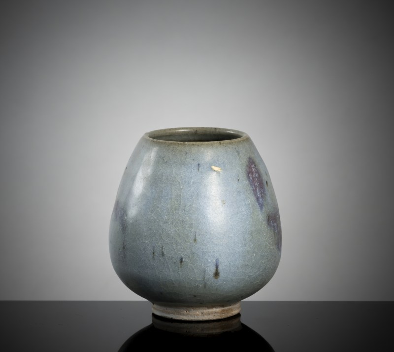 A lotus bud vase with Jun glaze and violet splashes - 图2