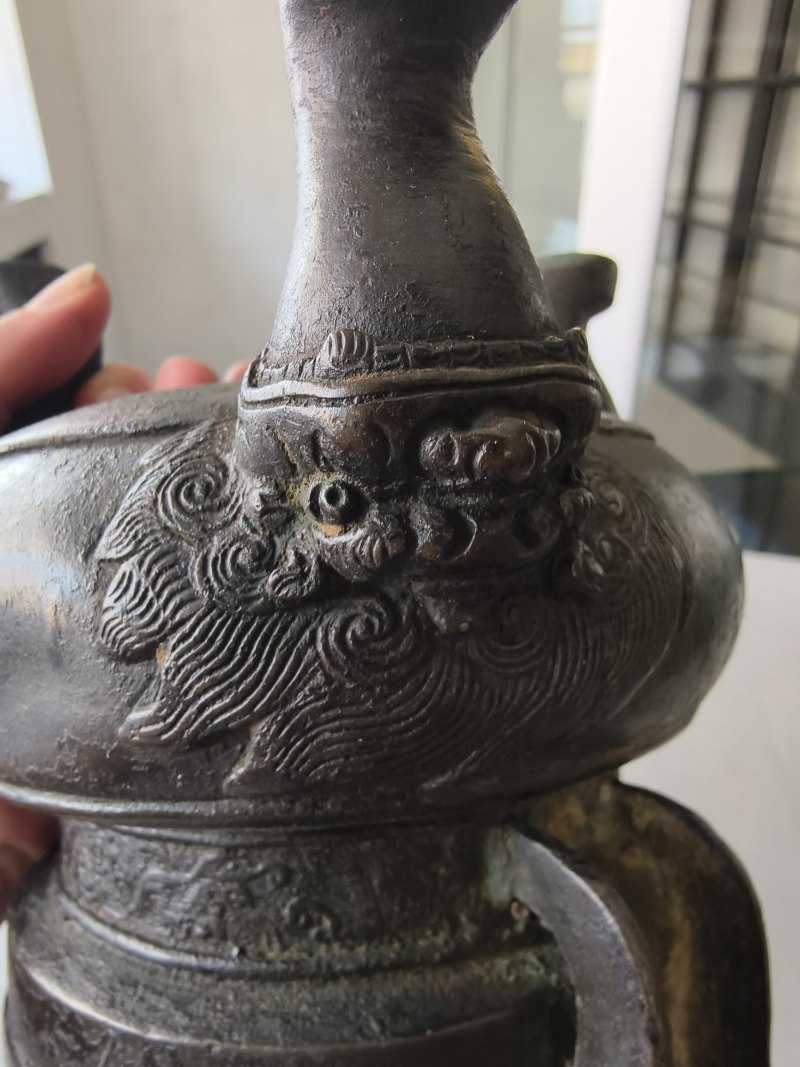 Two bronze incense burners, one on three legs, the second in the shape of a 'fang ding' - 图13