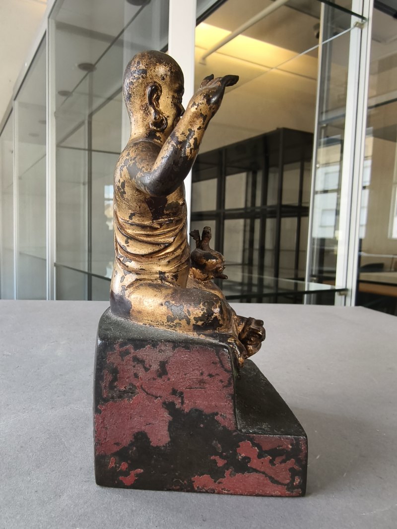 A gilt- and red-lacquered bronze figure of a luohan - 图9