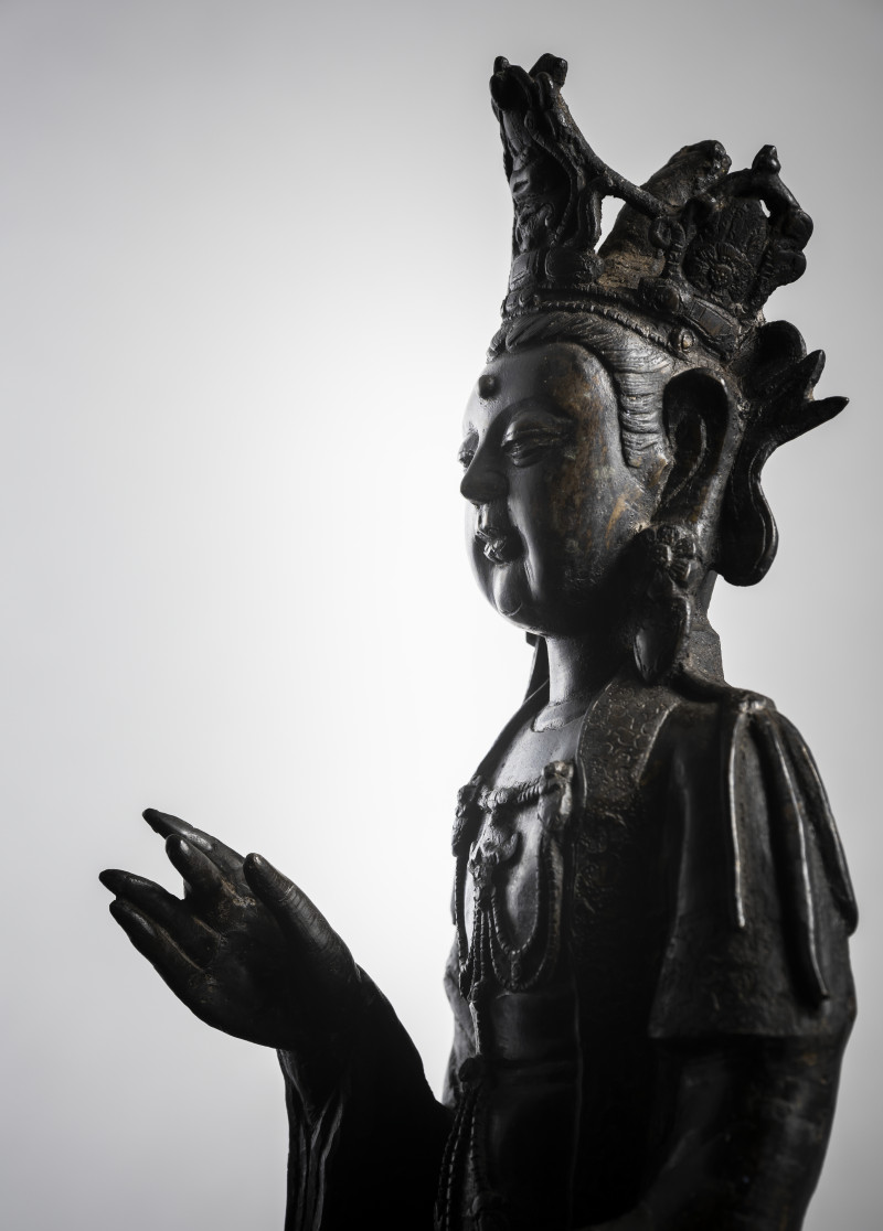 A large bronze figure of Guanyin seated on a lotus pedestal - 图5