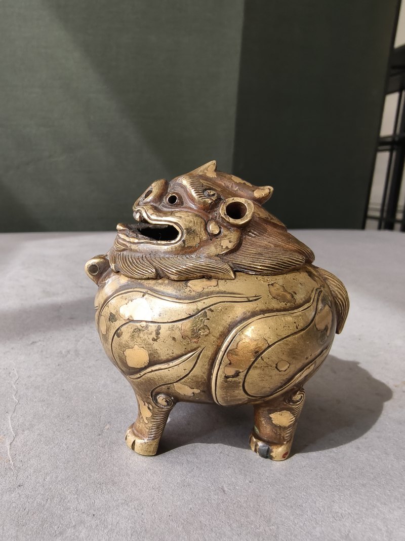 A small gold-splashed bronze censer in the shape of a Luduan - 图13