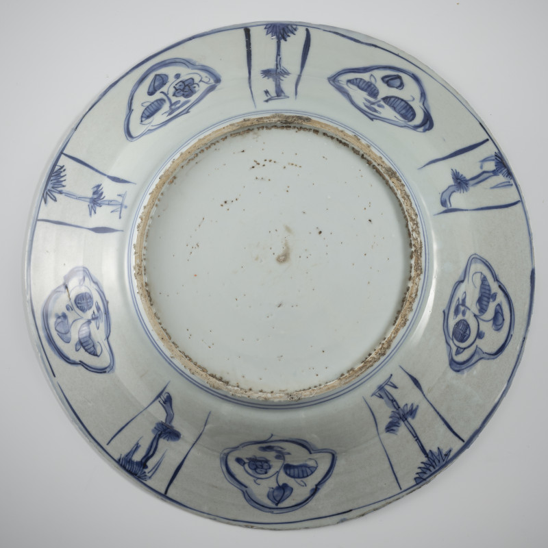 A blue and white Kraak figural porcelain charger - 图3