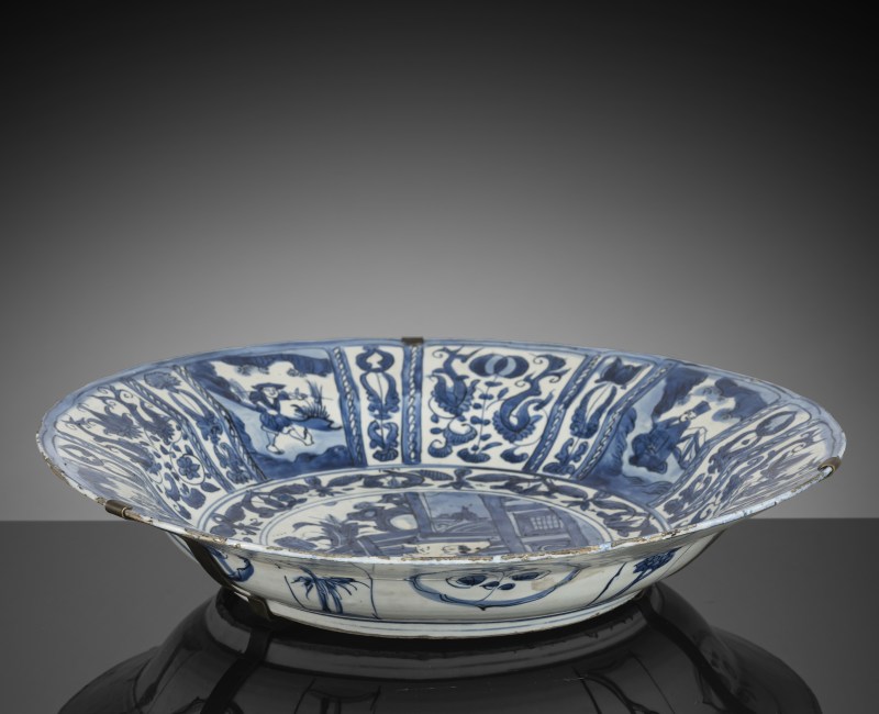 A Kraak plate decorated in underglaze blue with scholars and servant boys - 图2