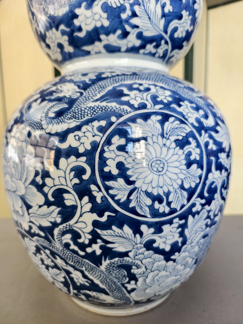 A large and rare 'triple gourd' porcelain vase with underglaze blue dragon decoration - 图13